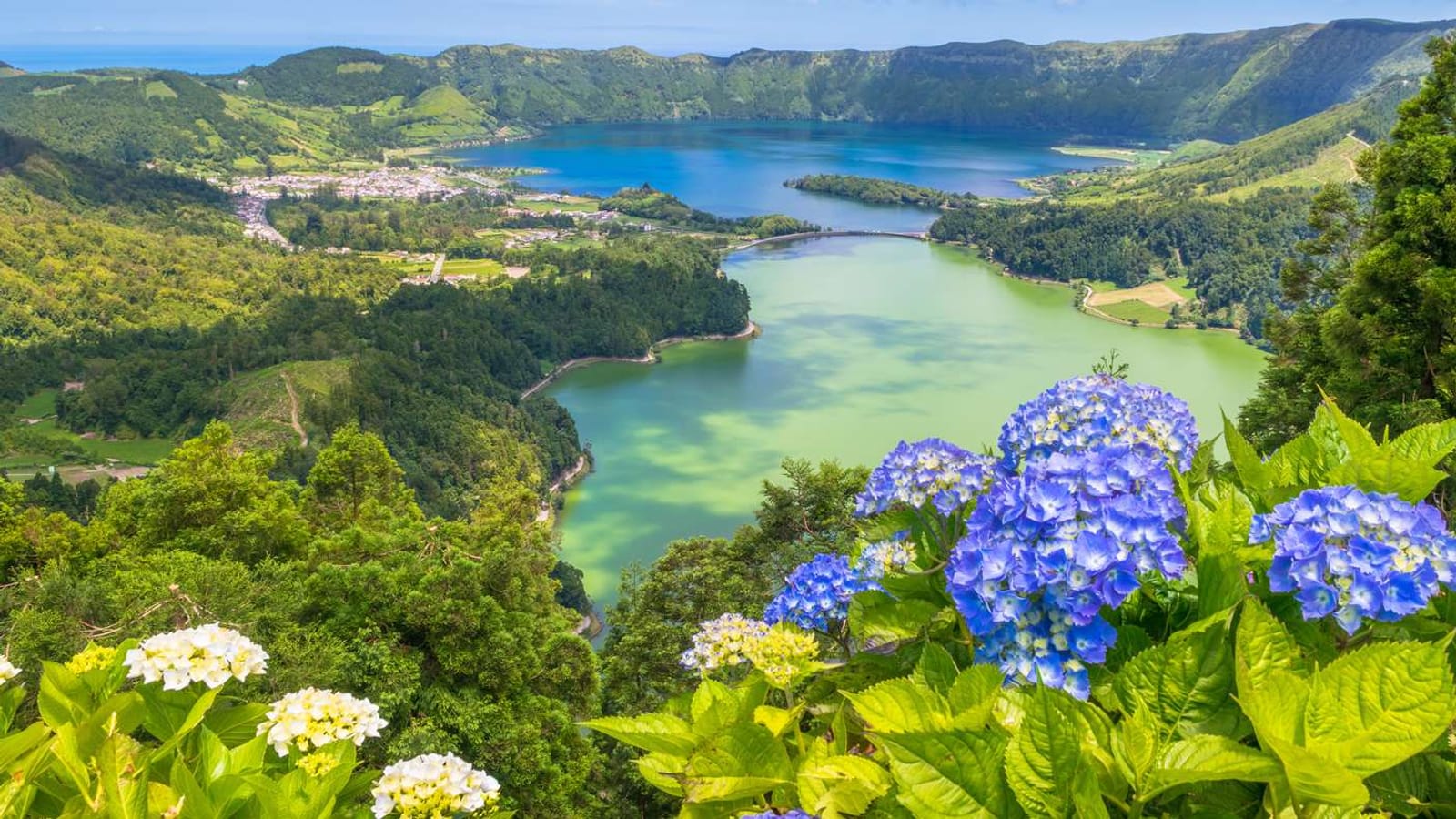 Vista aérea das lagoas gémeas das Sete Cidades, São Miguel, Açores