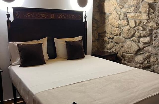 Quarto da Casinha do Moinho, na estrutura original do moinho com parede em pedra