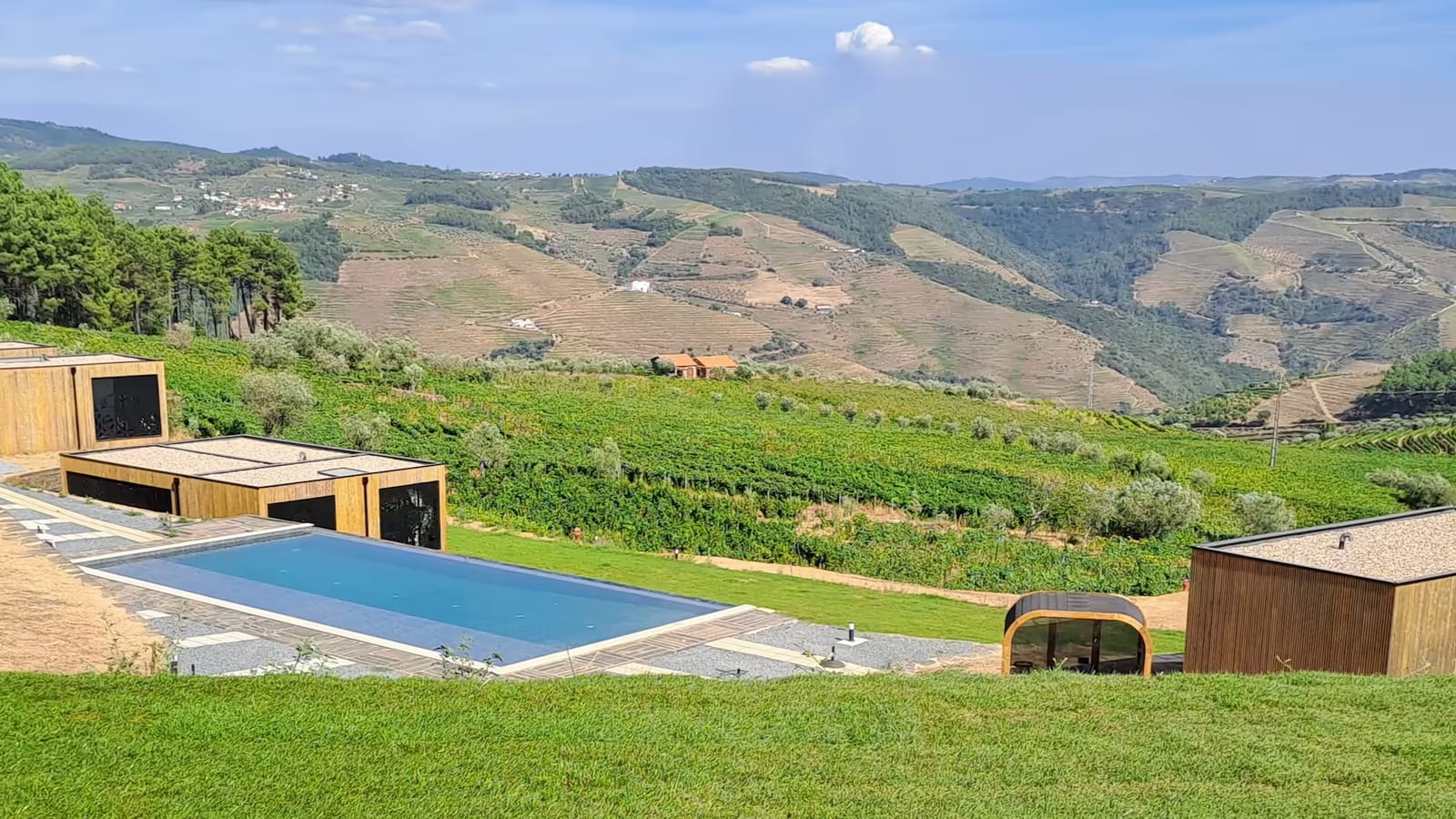 Piscina infinita do Five Sabrosa Senses com vista sobre as vinhas do Douro