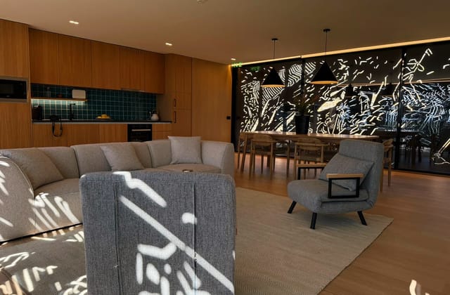 Interior de uma Villa do Five Sabrosa Senses, com sala, cozinha e vista para as vinhas